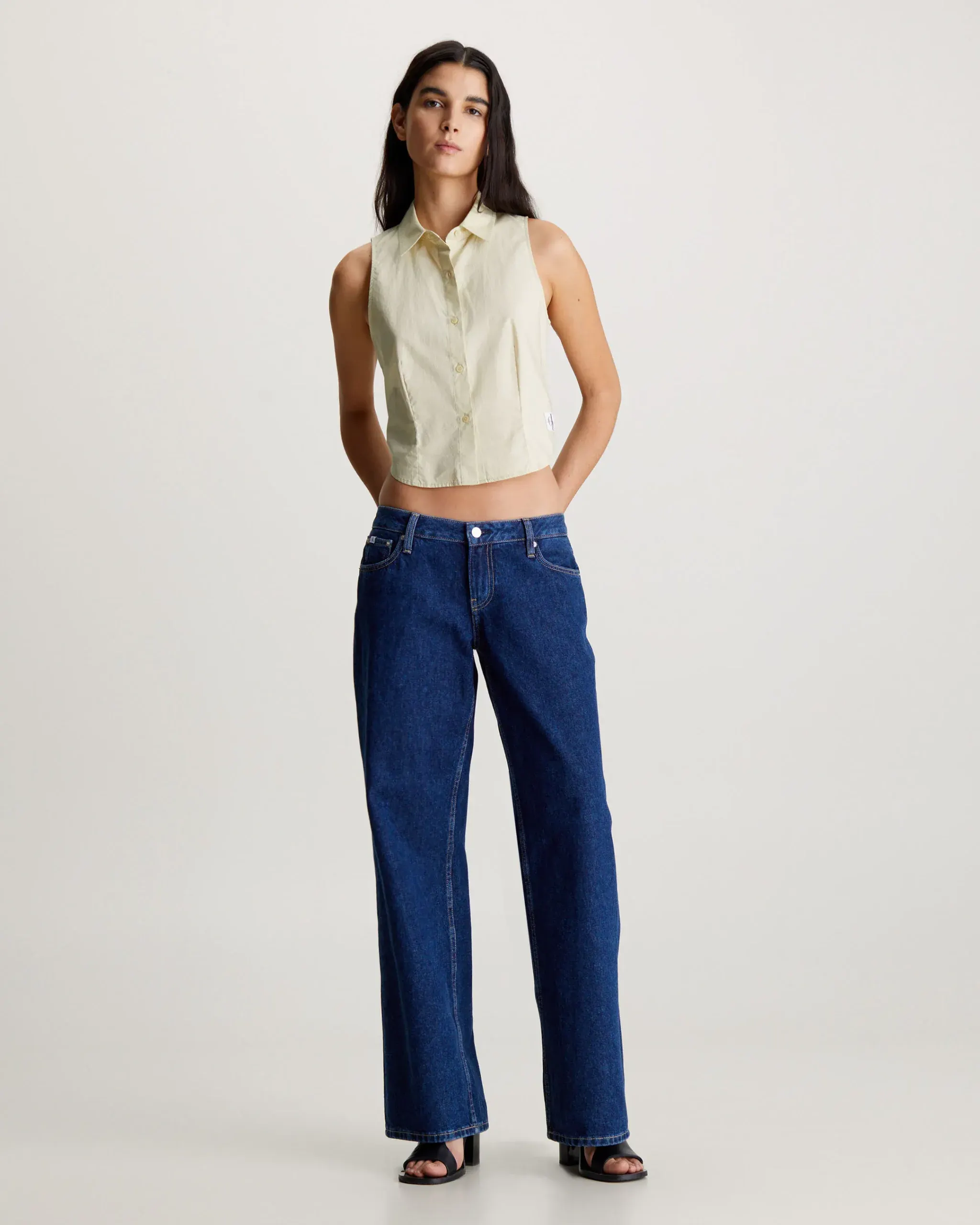Quần jeans ống đứng là nền tảng dễ phối cho tủ đồ 2026
