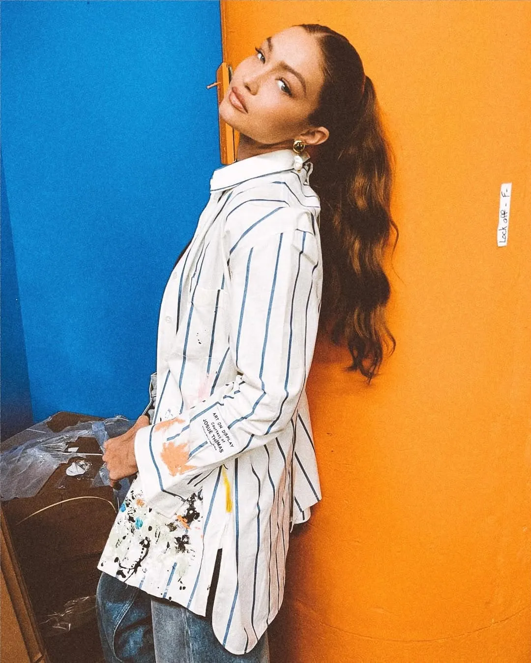 Sơ mi oversized với quần jeans trong phong cách tối giản