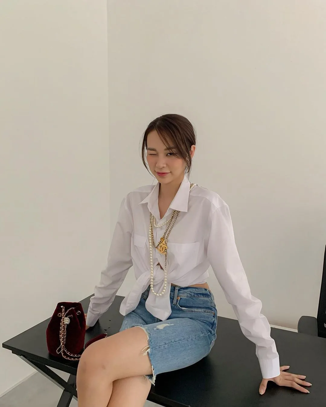Phối áo sơ mi trắng với quần jeans xanh