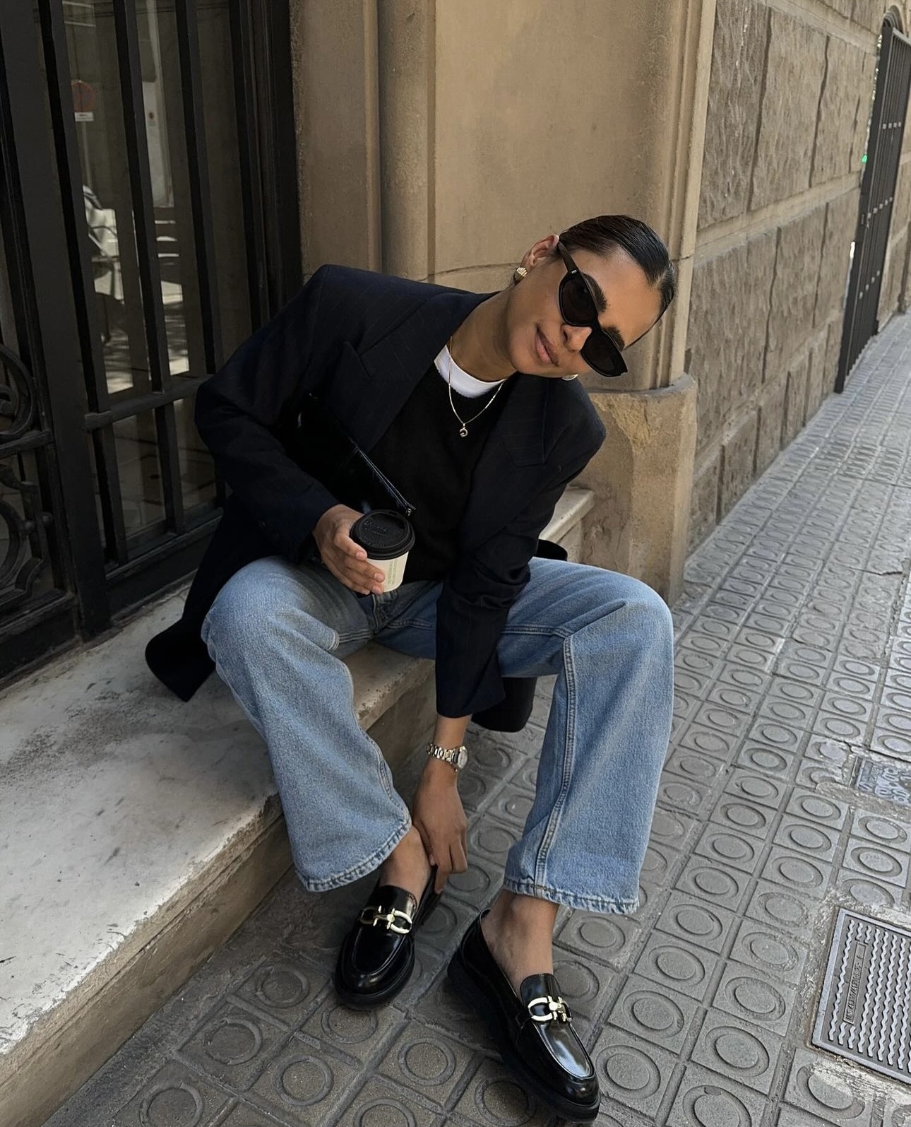Giày loafers công sở giúp giữ vẻ chỉn chu mà vẫn dễ di chuyển