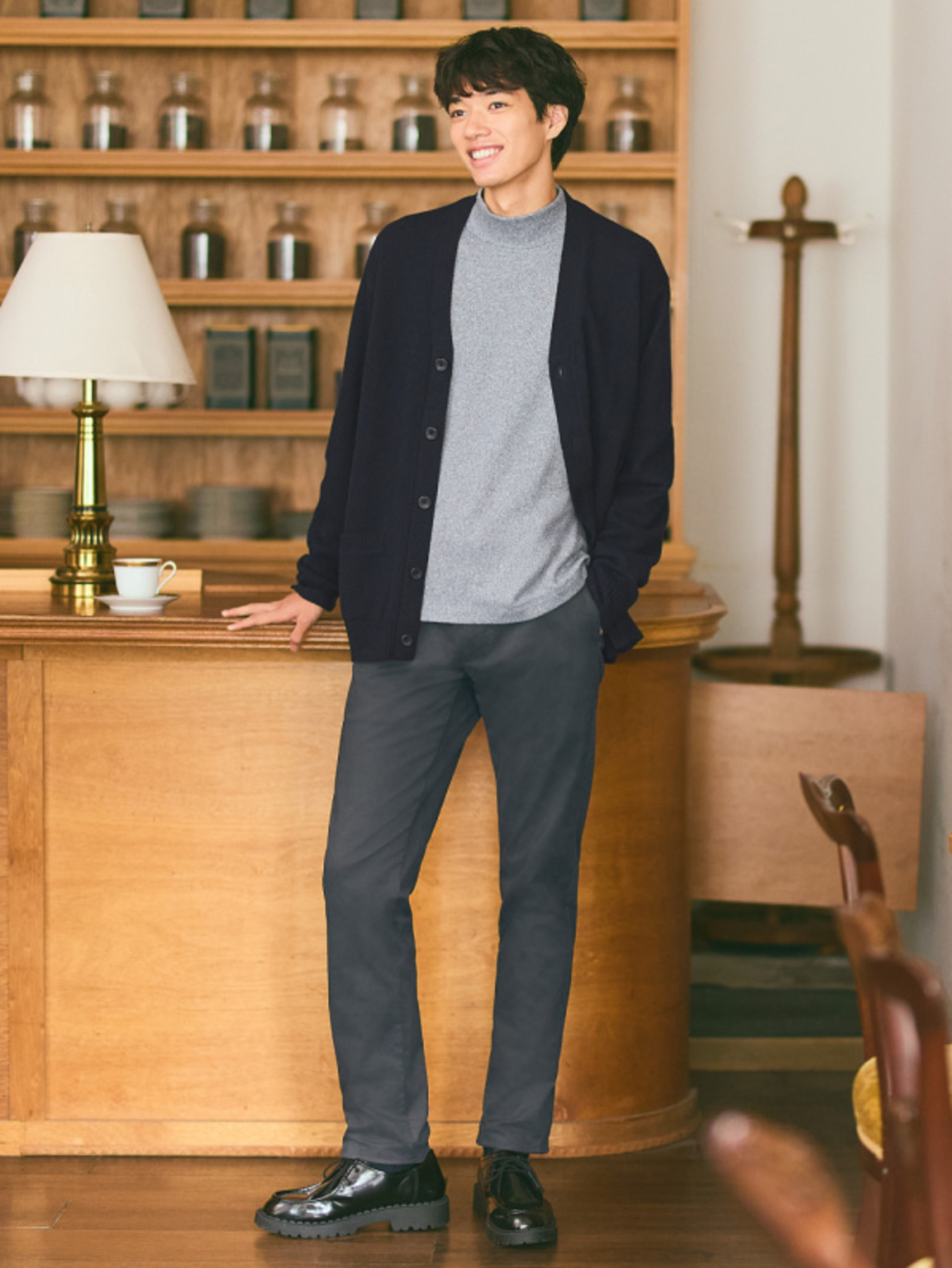 Outfit phối đồ cùng áo blazer kết hợp quần tây tạo nên vẻ thanh lịch, chuyên nghiệp