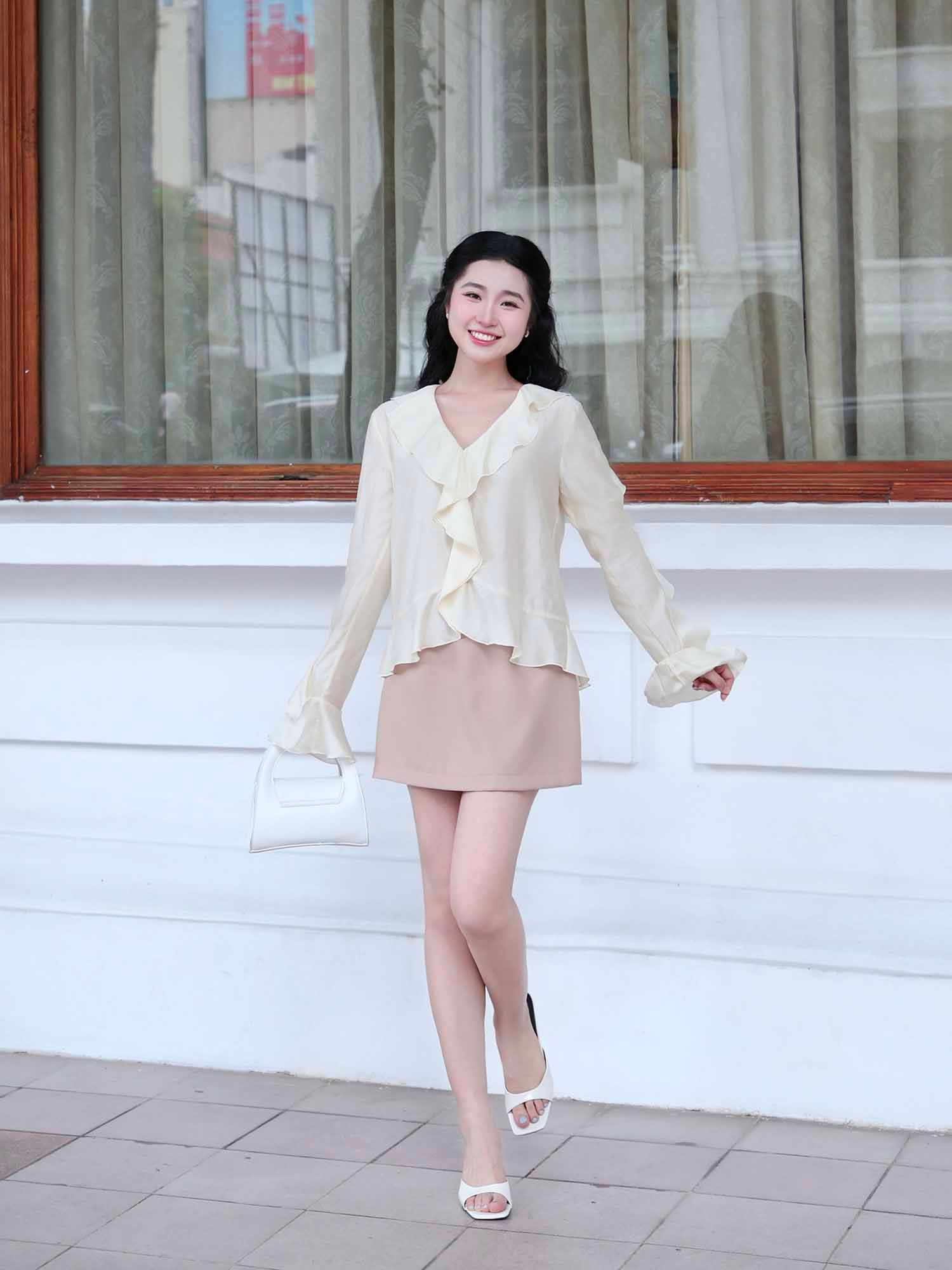 Áo kiểu phối bèo tông kem với nhiều góc nhìn, phù hợp phối đồ thanh lịch