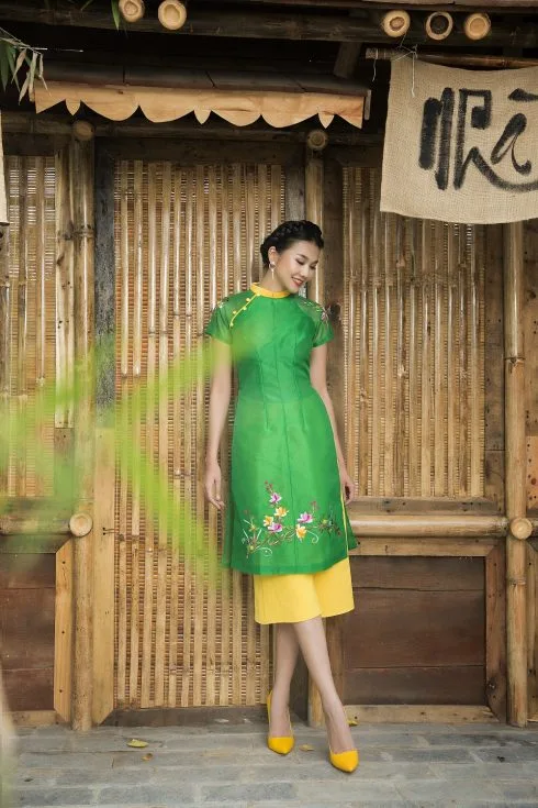 Phối áo dài cùng tông màu hài hòa