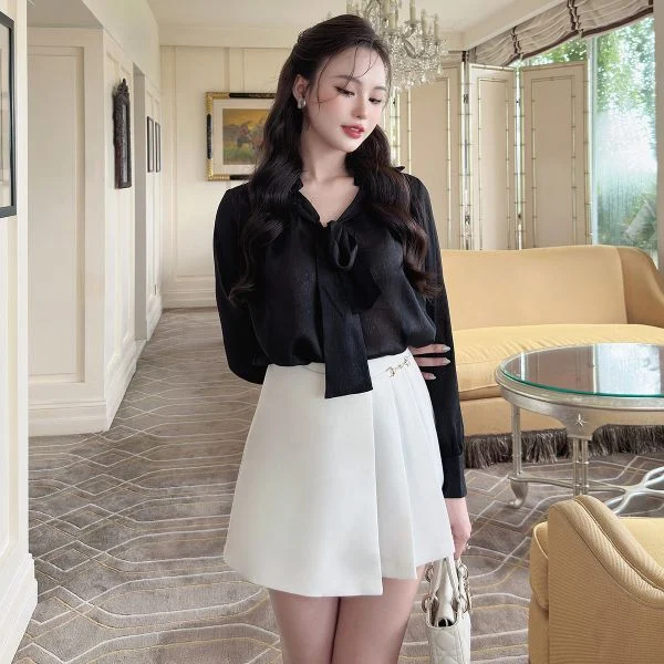 Chân váy ngắn phối cùng áo sơ mi