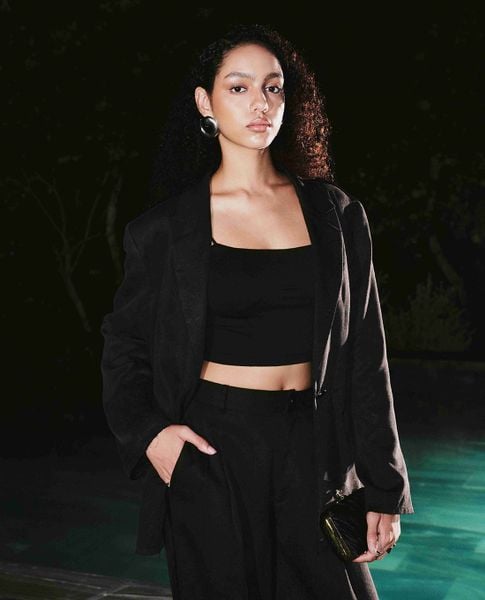 Outfit đi concert - Thêm blazer, boots hoặc túi nhỏ