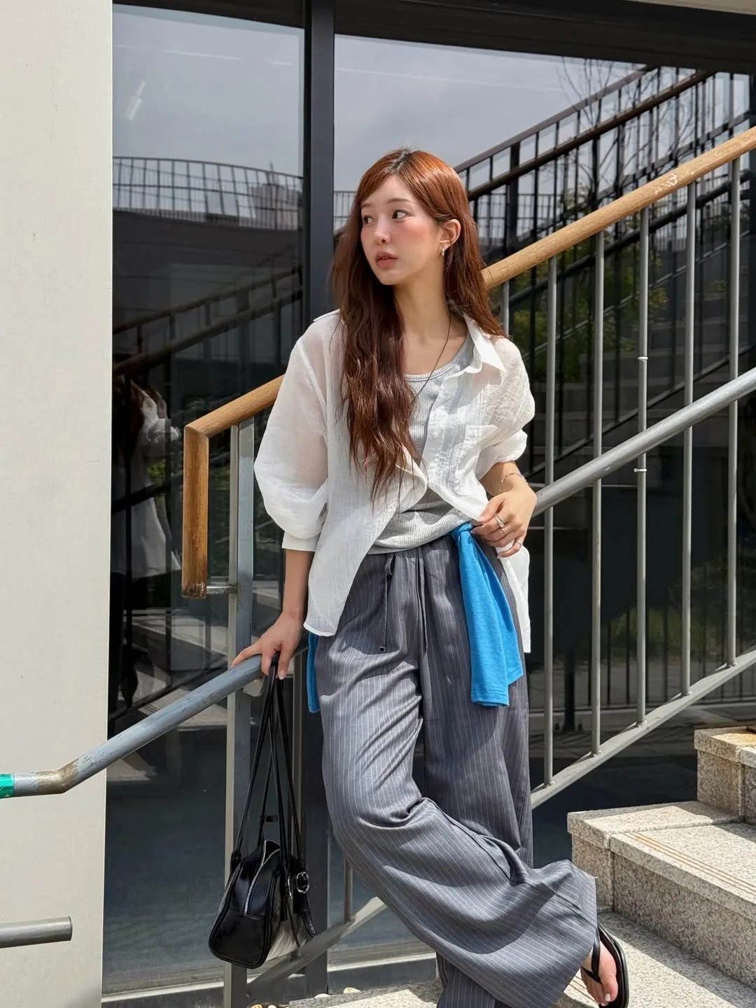 Phóng khoáng và thời thượng khi khoác hờ áo sơ mi oversized bên ngoài tank top