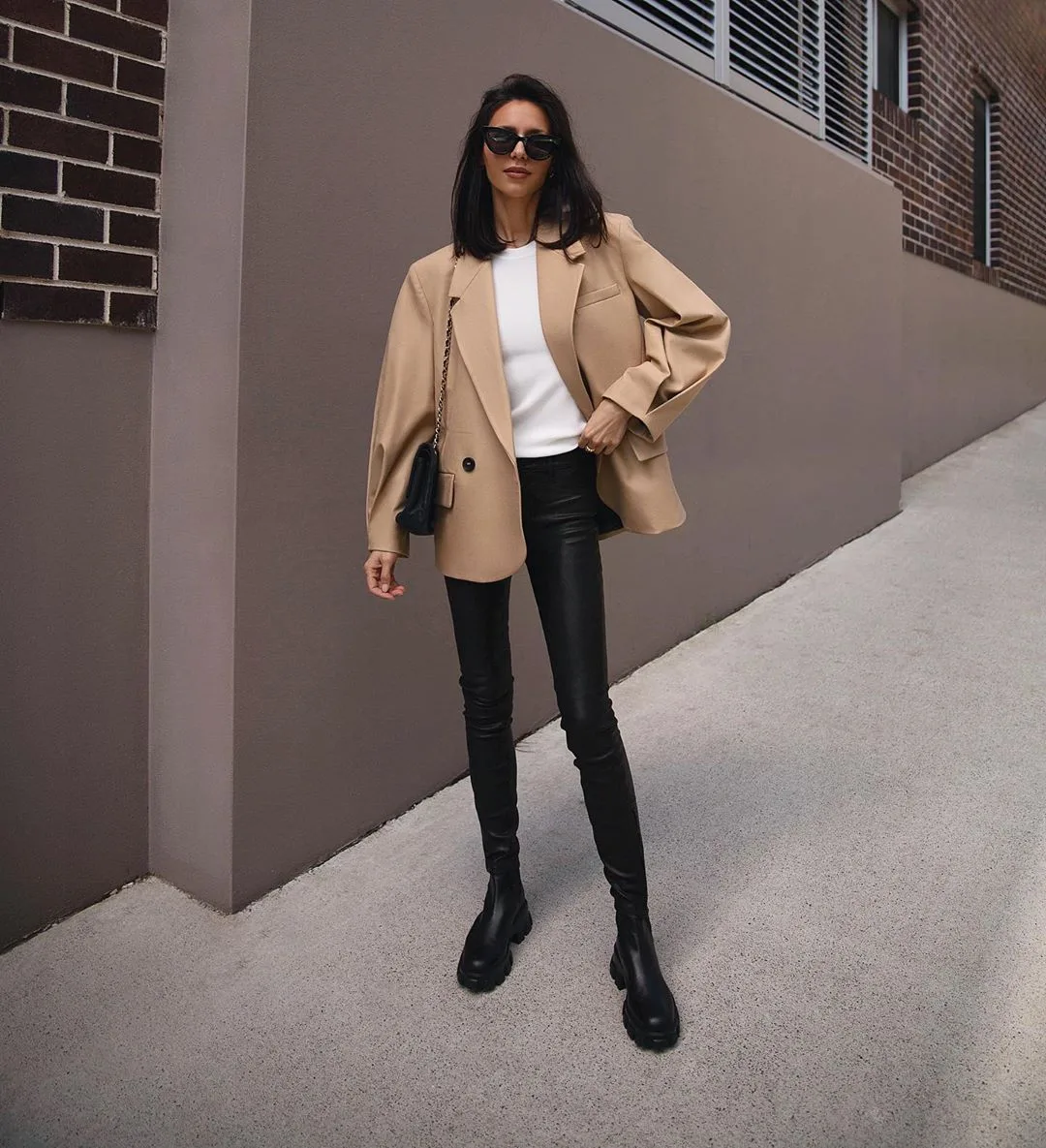 Mặc đồ công sở với áo thun blazer màu be