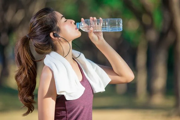 Uống đủ nước giúp bảo vệ da khi đi biển dưới nắng