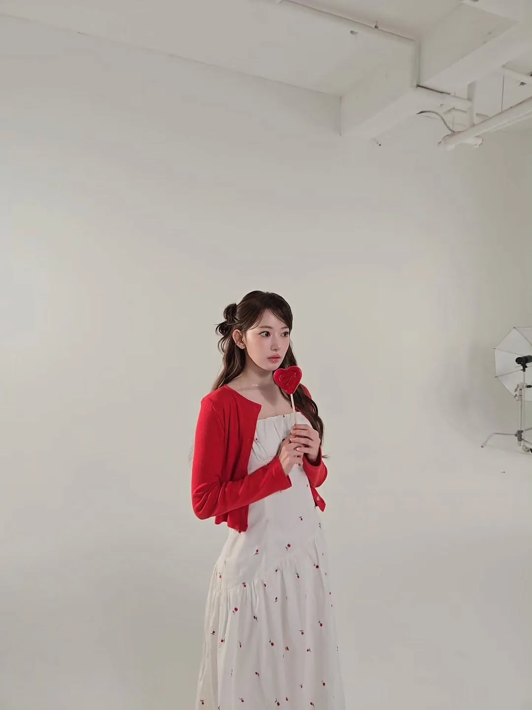 Sakura mang đậm chất thơ với váy trắng điểm xuyết hoa nhí màu đỏ dâu