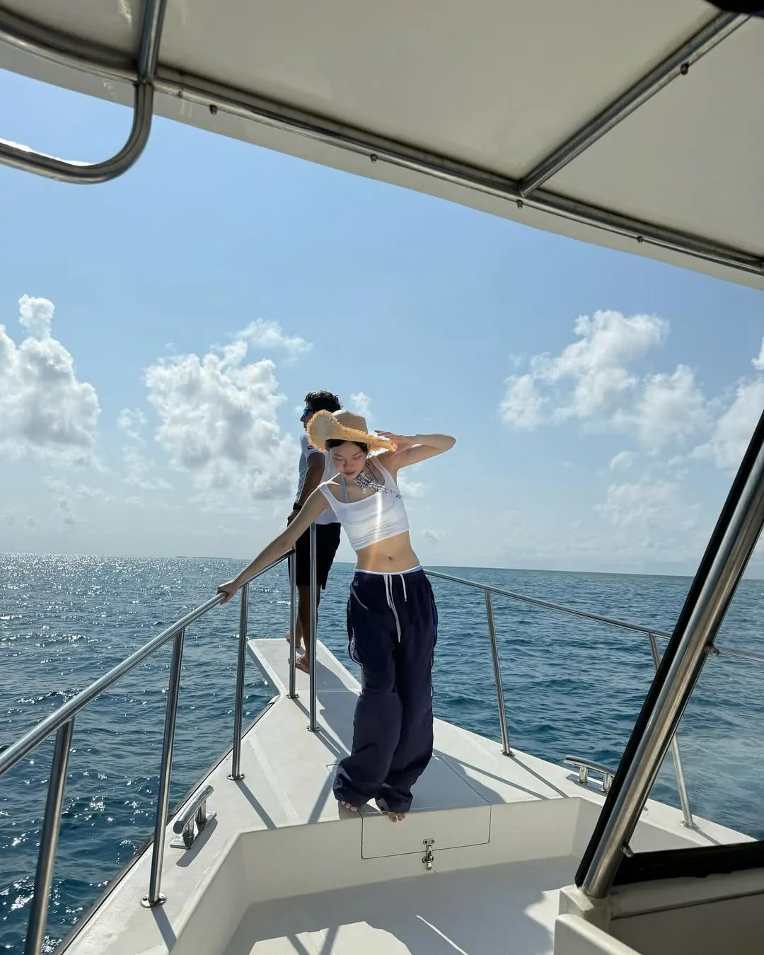 Croptop phối quần ống rộng đi biển