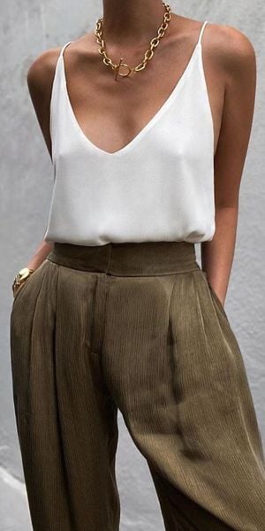 Áo satin 2 dây phối quần ống rộng cho cảm giác nhẹ và cân đối