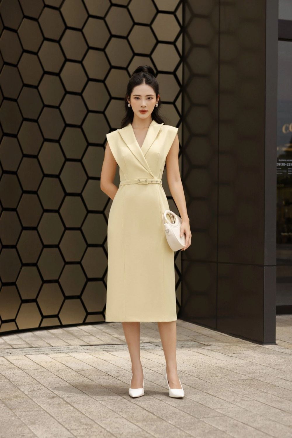 Trang phục phù hợp với quy định công ty và vị trí công việc