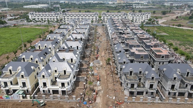 Chủ nhà kiểm tra hồ sơ thuê