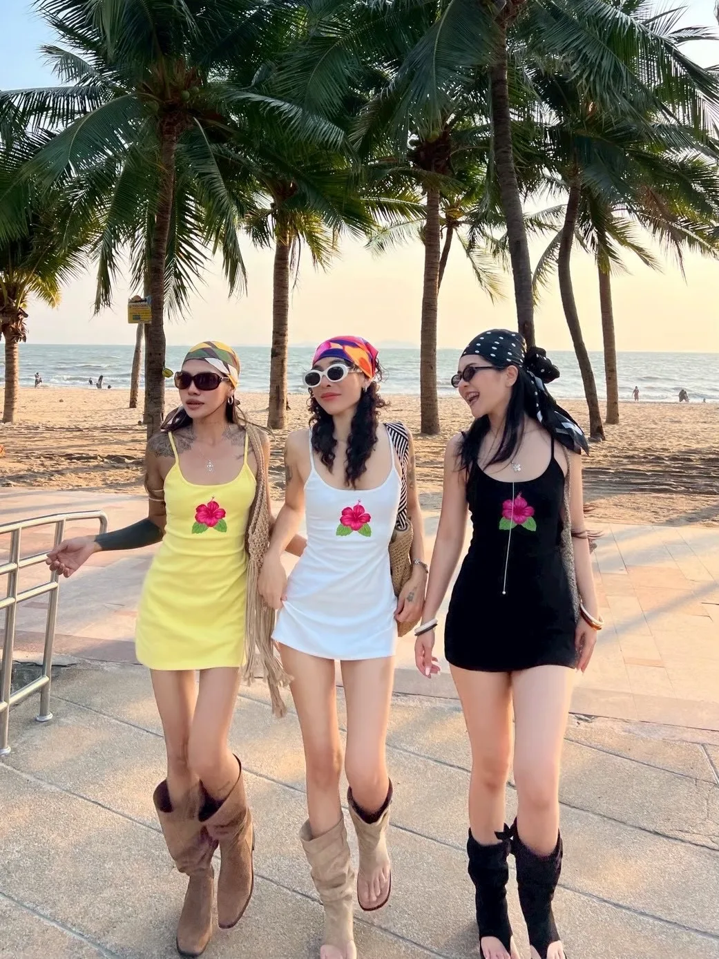 Tuyên ngôn boho-glamping sắc nét qua cách matching khăn bandana và kính mát đồng bộ giữa các thành viên