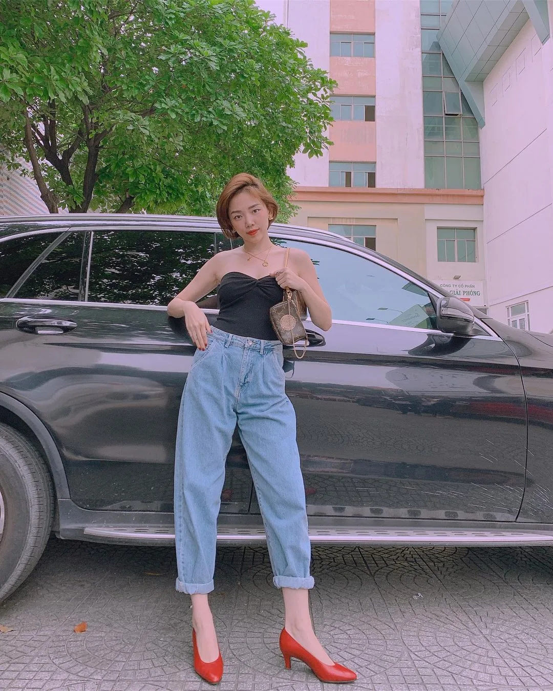 Phối quần jeans cạp cao cùng áo croptop trẻ trung