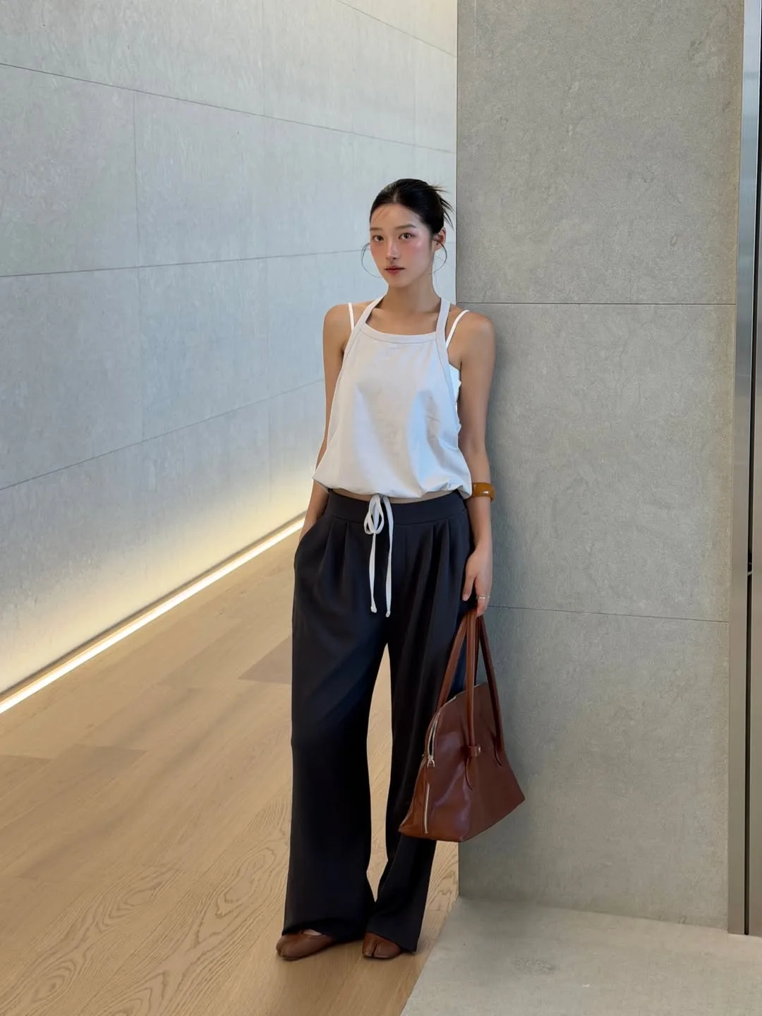 Giày búp bê và túi da phom cứng giúp cân bằng tinh thần công sở