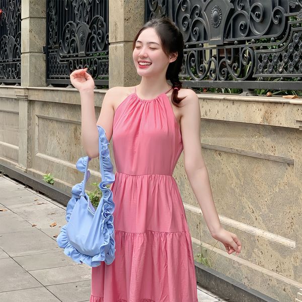 Đầm midi cổ yếm thắt dây sau tạo hiệu ứng thanh thoát cho phần vai và cổ