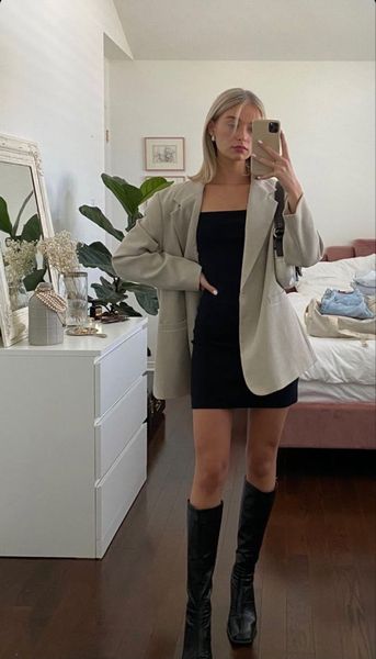 Áo blazer khoác ngoài đầm ôm sát cơ thể