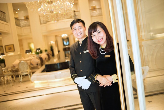 Chất liệu vải để may mẫu đồng phục lễ tân nhà hàng – khách sạn đóng vai trò rất quan trọng