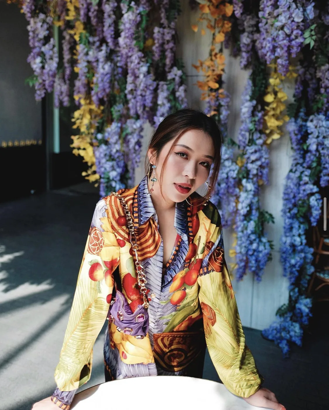 Áo sơ mi họa tiết nổi bật nhưng vẫn thanh lịch cho họp Zoom