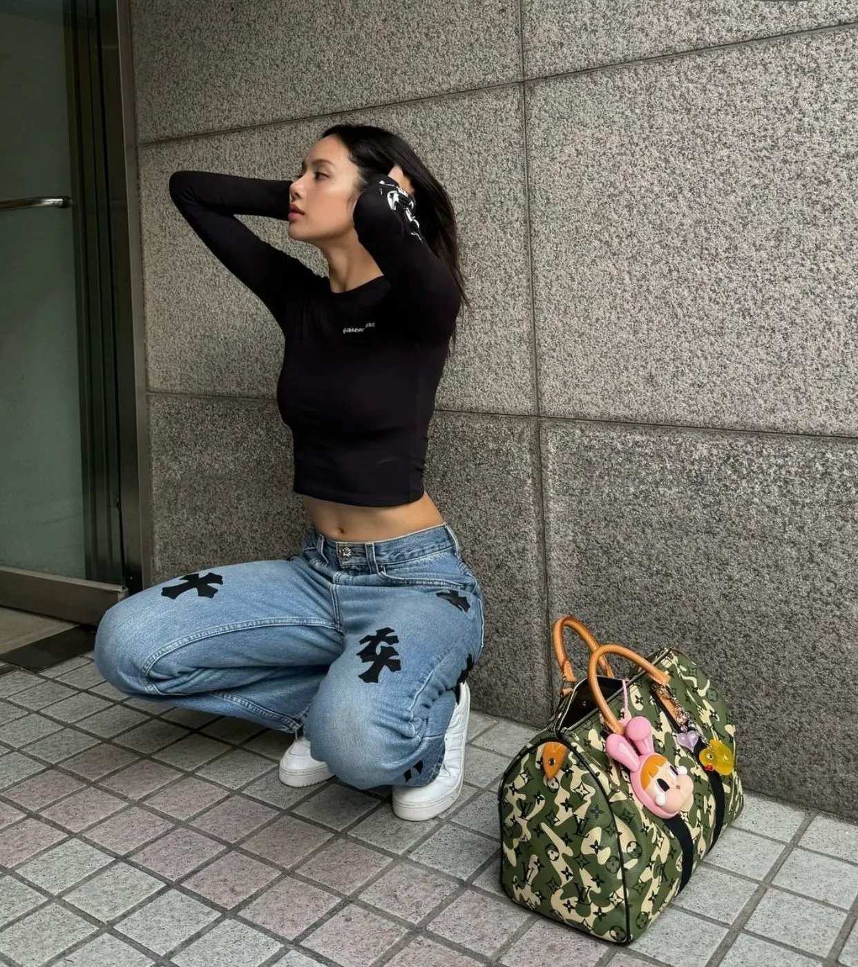 Lisa (Blackpink) với túi Louis Vuitton có charm