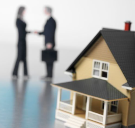 Nhân viên môi giới bất động sản với trang phục chuyên nghiệp