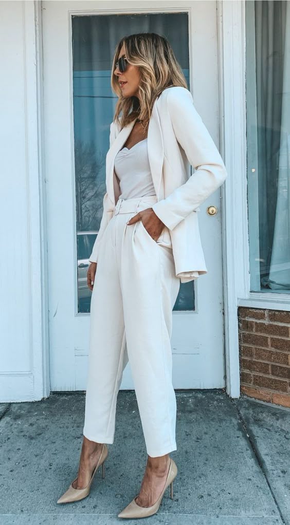Áo hai dây ren tinh xảo mang lại vẻ đẹp quý phái khi phối cùng blazer