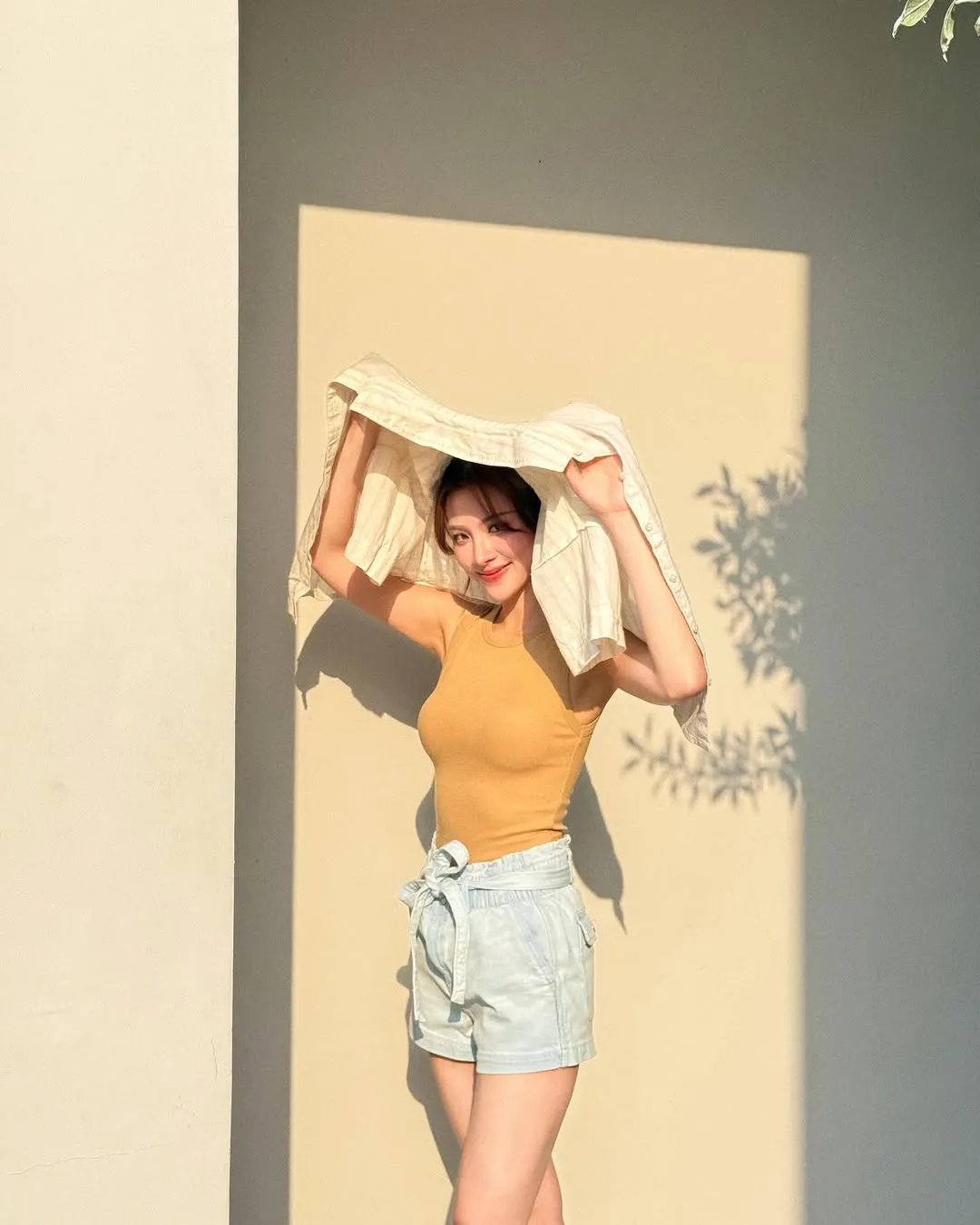 Baifern mặc áo tank top phối quần short