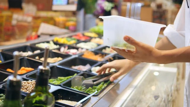 Quầy salad tự chọn với đa dạng nguyên liệu tươi ngon