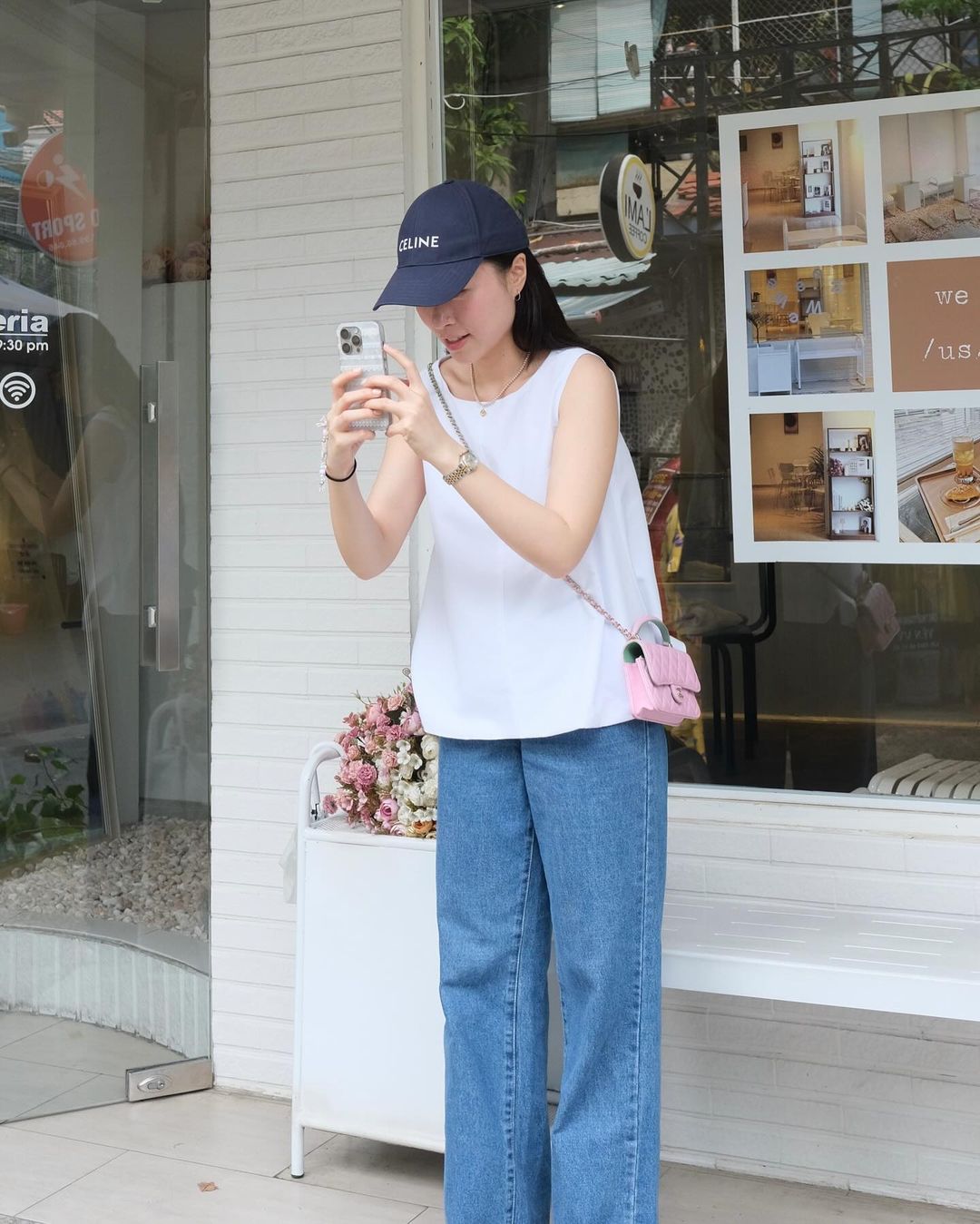 Quần ống suông với áo tank top công sở