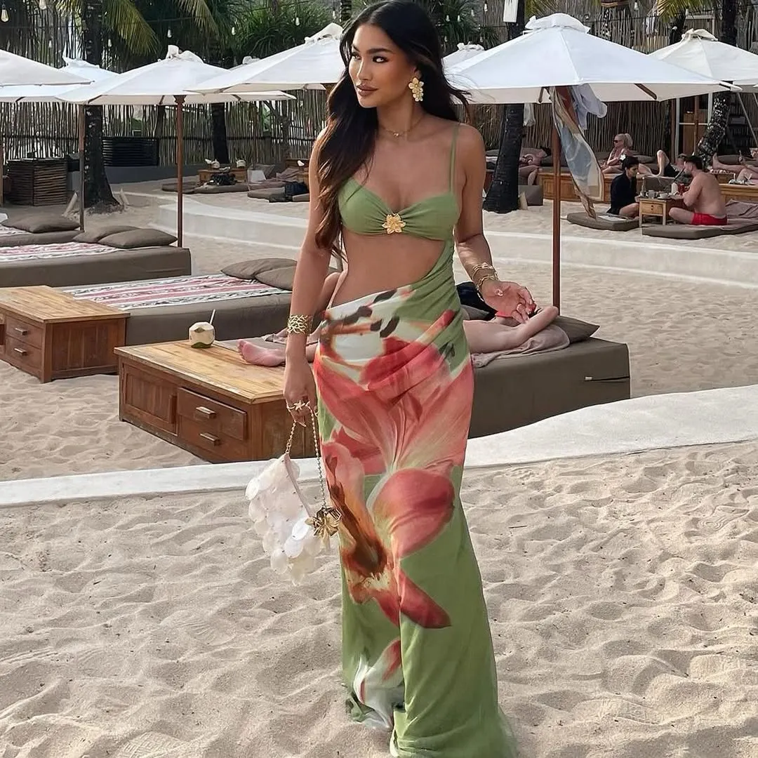 Khăn lụa biến thành chân váy sarong đi biển