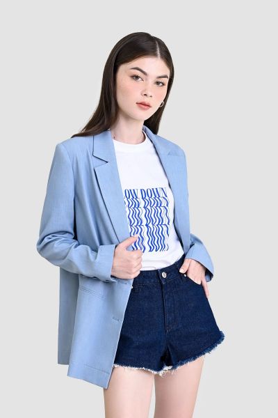 Áo thun trắng phối cùng blazer tạo phong cách tối giản thanh lịch