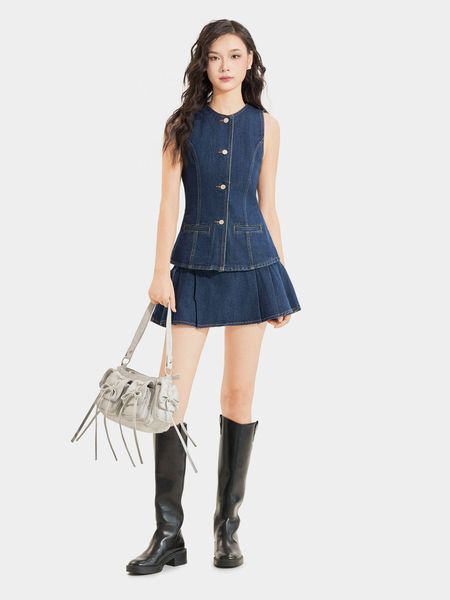 Váy jean mini xếp li diễu chỉ nổi phối cùng áo sát nách