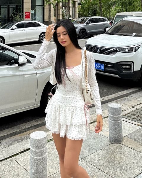 Mix áo cardigan và đầm hoa mang lại nét ấm áp dịu dàng