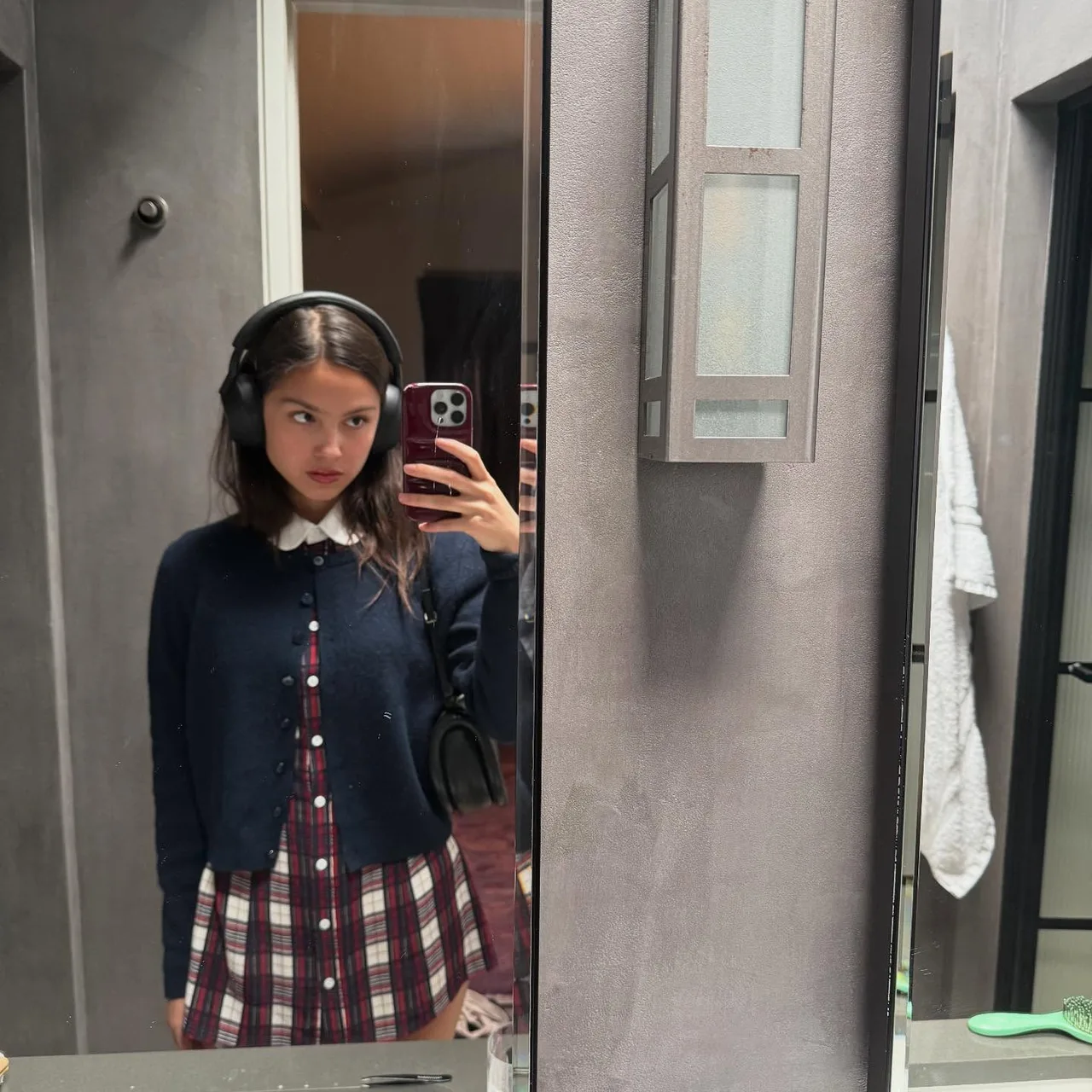 Sơ mi kẻ ô Olivia Rodrigo gợi cảm hứng layer nhẹ cho thời tiết đầu thu