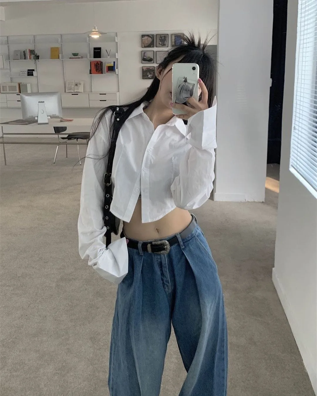 Quần dài và sơ mi croptop tạo cảm giác gọn, cao và hiện đại