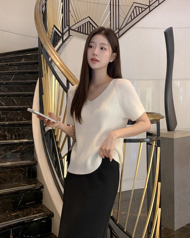 Áo len tăm giúp tôn dáng nhẹ nhàng và tạo cảm giác gọn gàng.