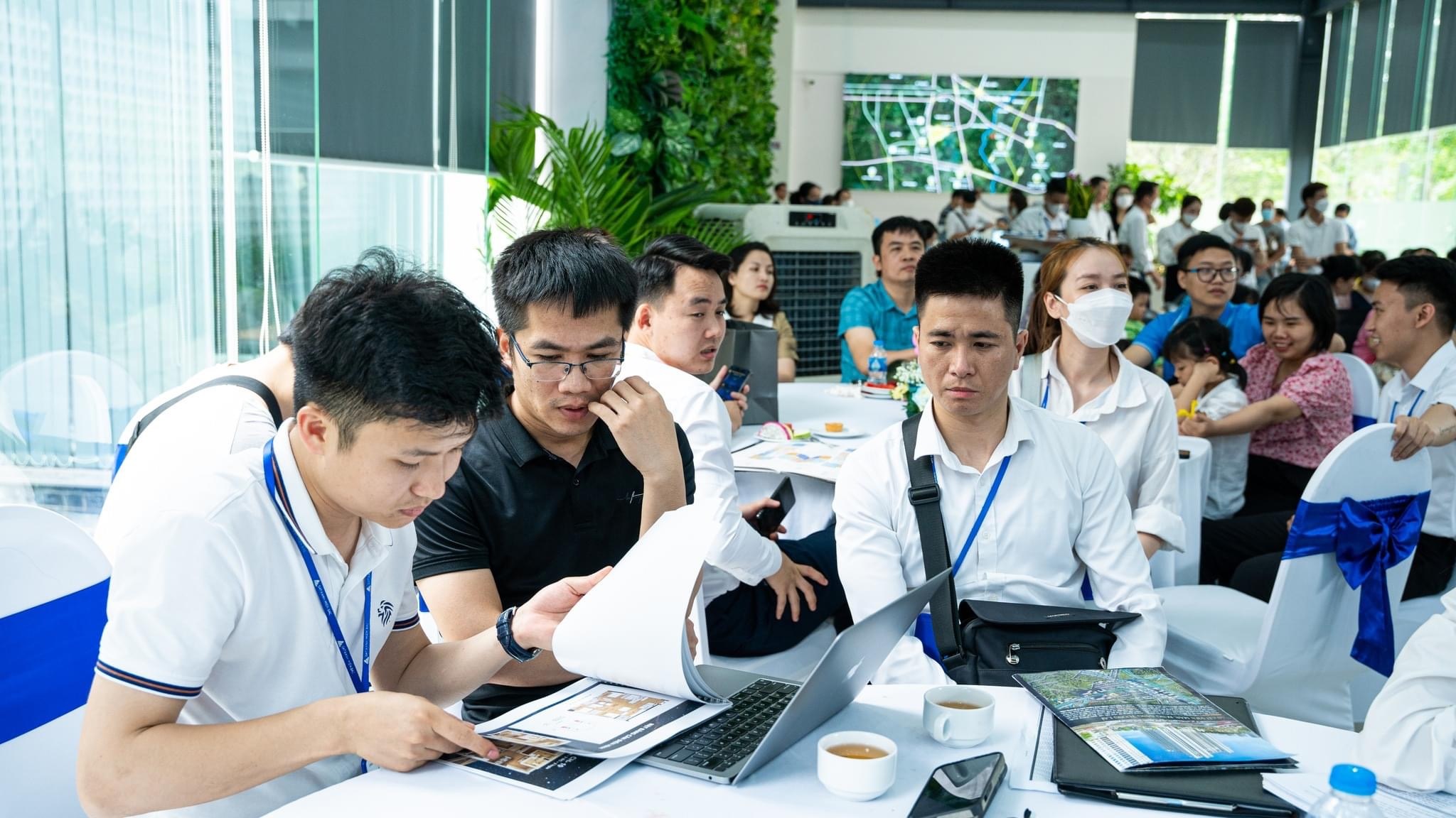 Môi giới làm việc trên thị trường