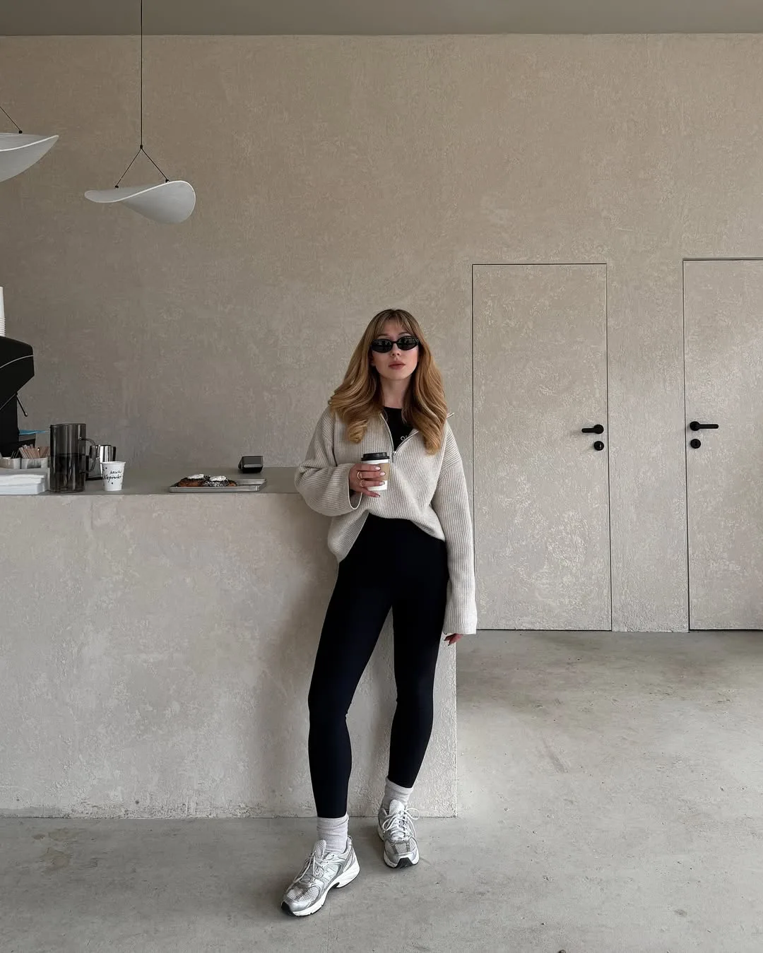Bản phối minimalism từ áo sweater và quần legging đen
