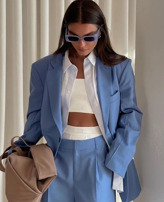 Mẫu sơ mi lụa mềm mại tôn lên nét thanh tao khi đi kèm blazer