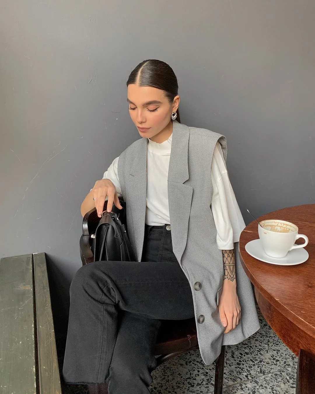 Mặc đồ công sở với áo thun blazer cộc tay