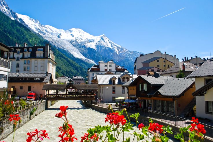 Ngọn núi Mont Blanc hùng vĩ và thị trấn Chamonix