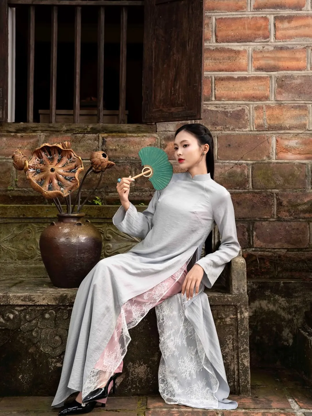 Quạt lụa tạo dáng cùng áo dài