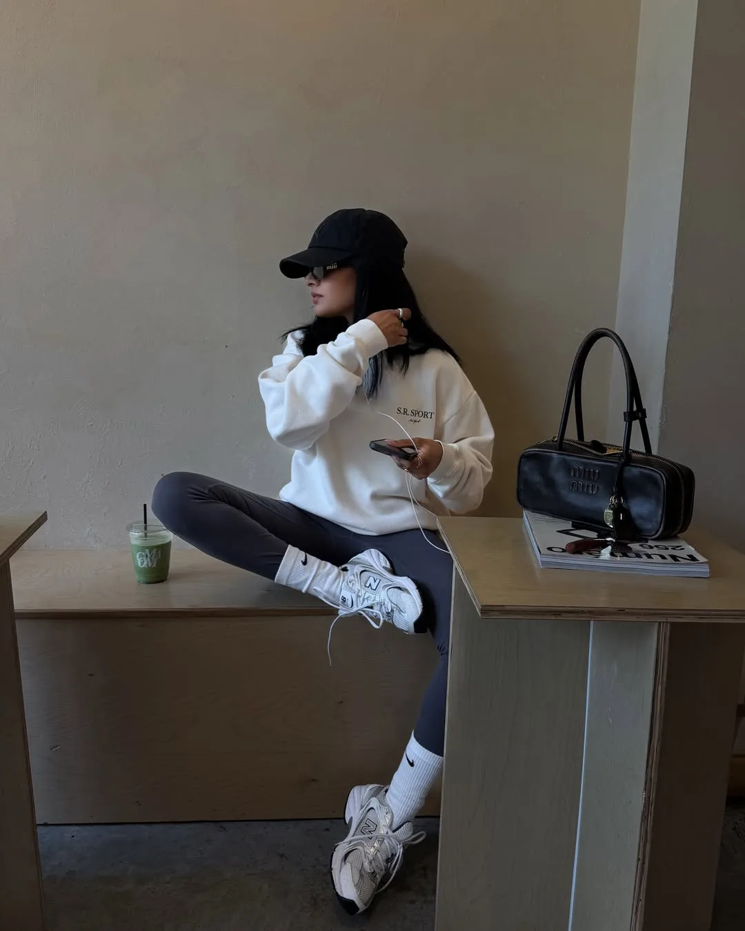 Áo sweater và legging đen tạo cảm giác thoải mái mà vẫn gọn gàng