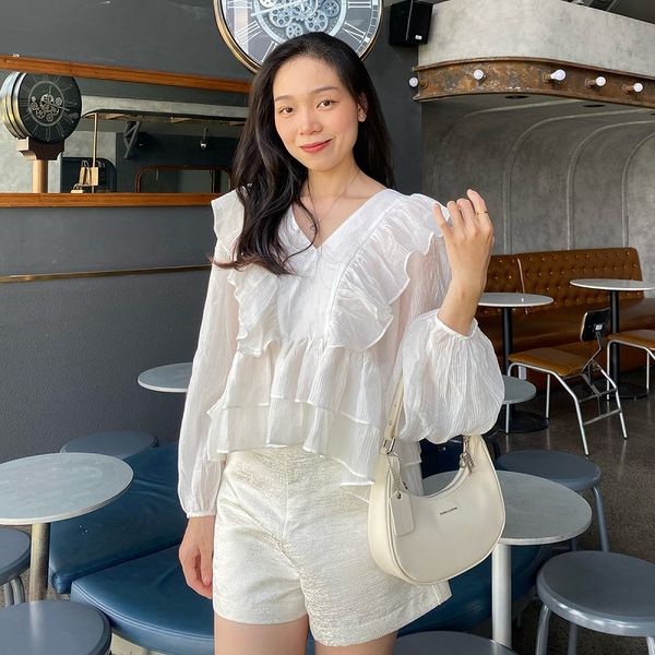 Áo sơ mi cổ bèo phối cùng quần short
