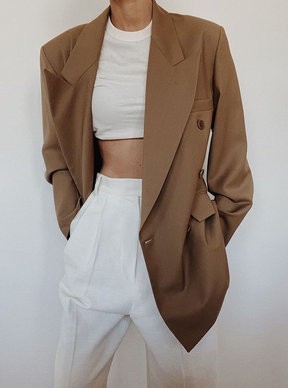 Croptop dệt kim tinh tế đi cùng blazer dáng rộng thanh lịch