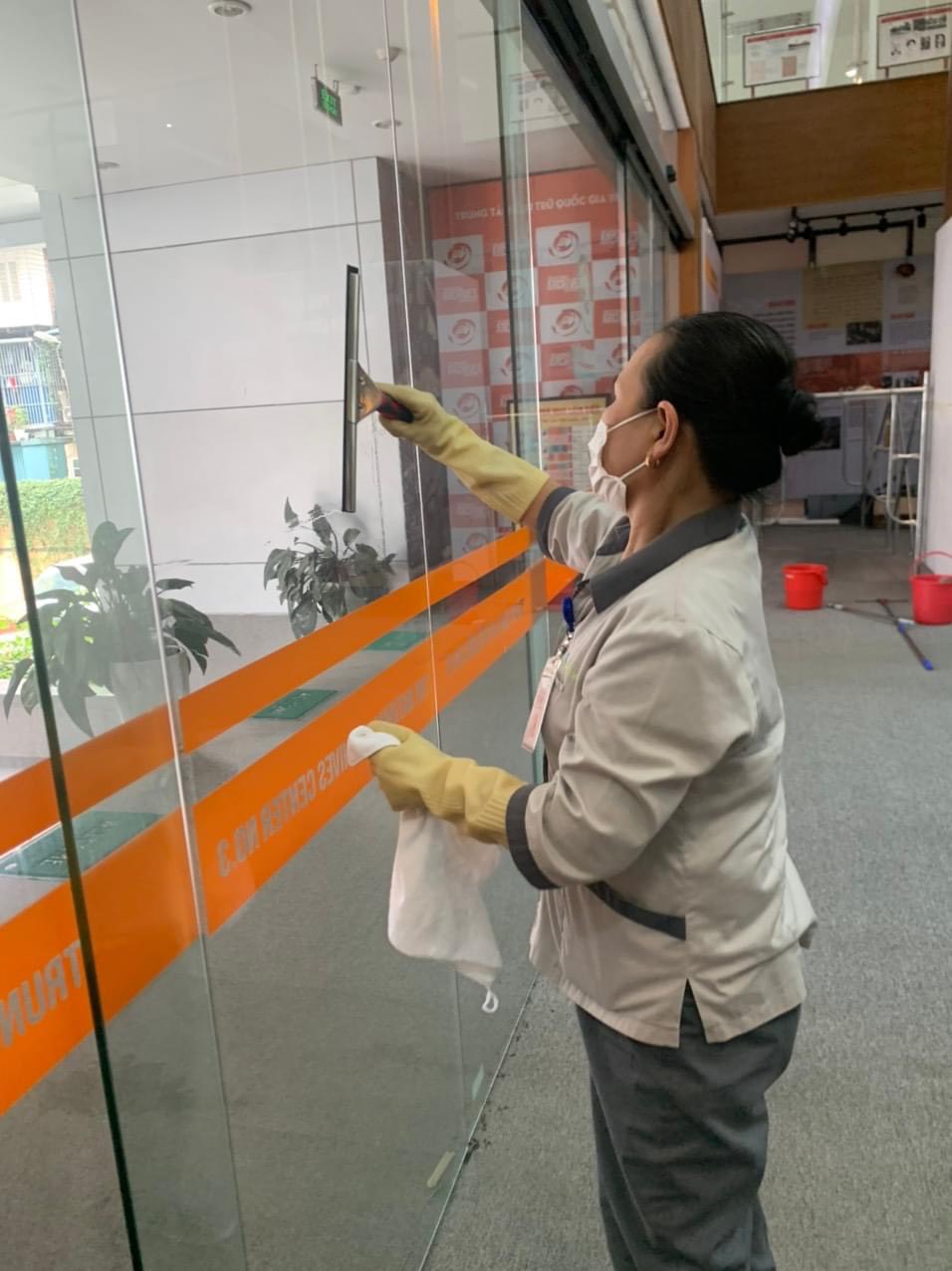 Nhân viên vệ sinh căn hộ chuyên nghiệp
