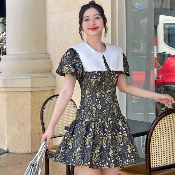 Đầm mini họa tiết hạ eo tay phồng phối cổ lá