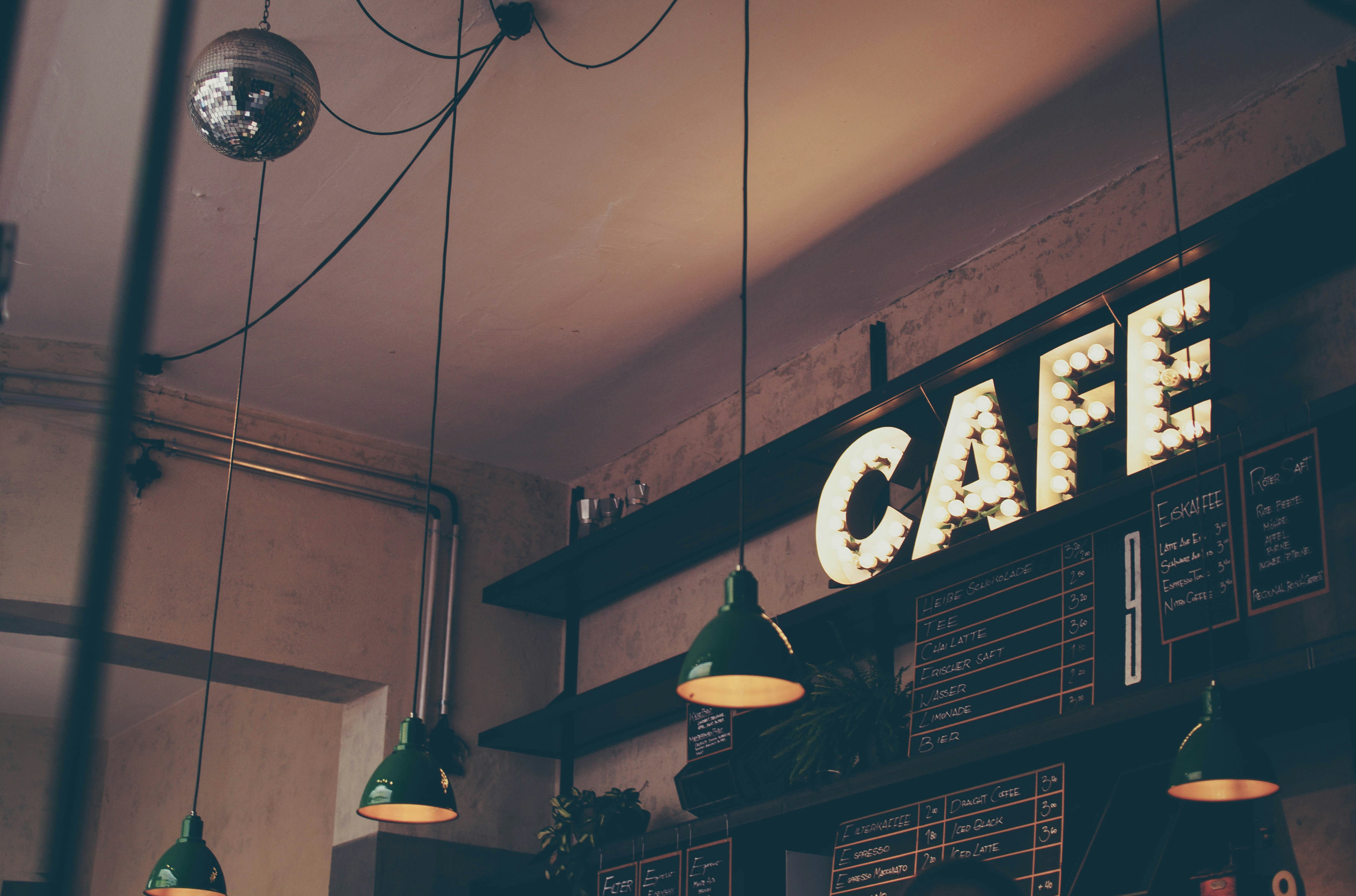 Khách hàng thưởng thức cafe