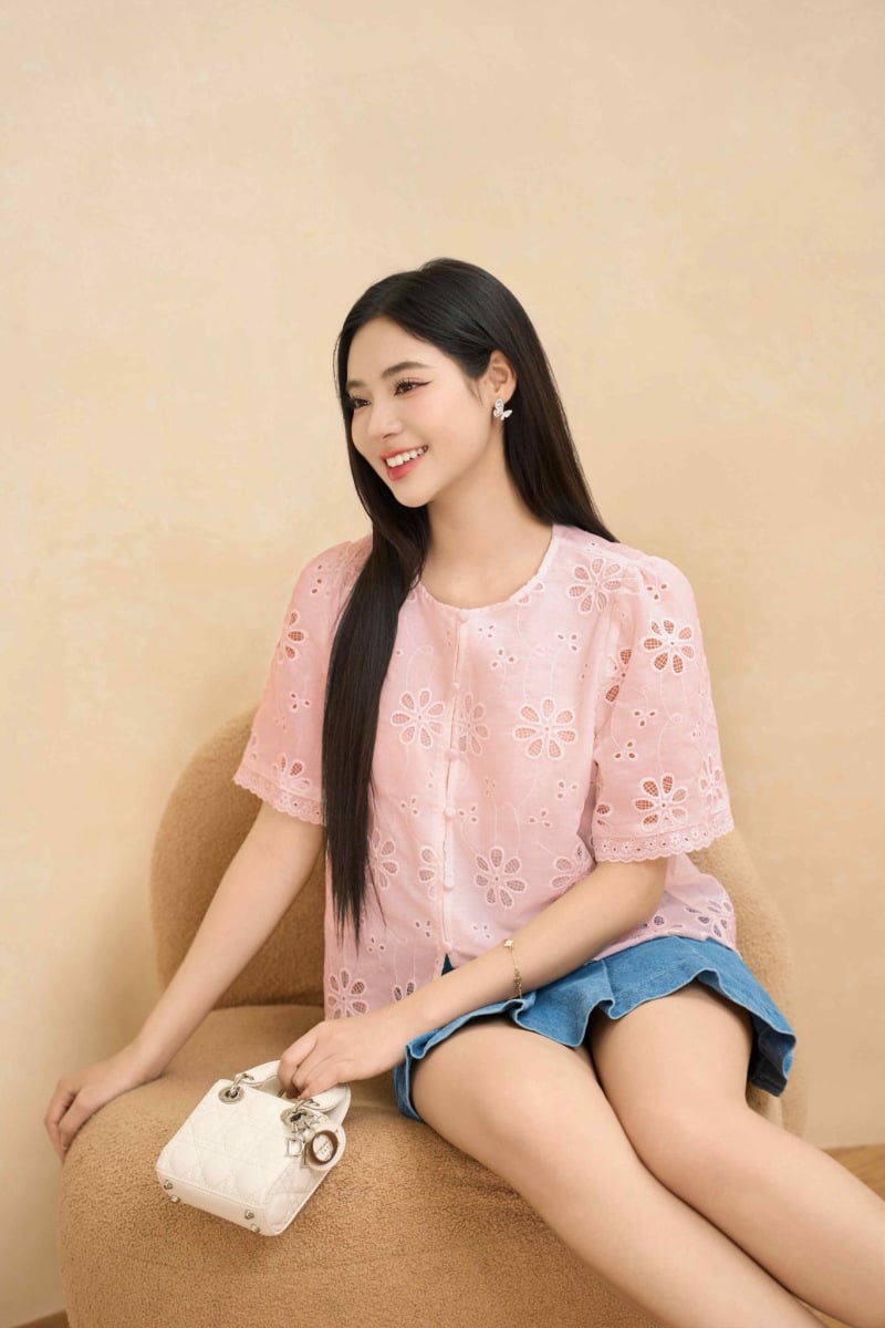Áo sơ mi cổ tròn và chân váy jean